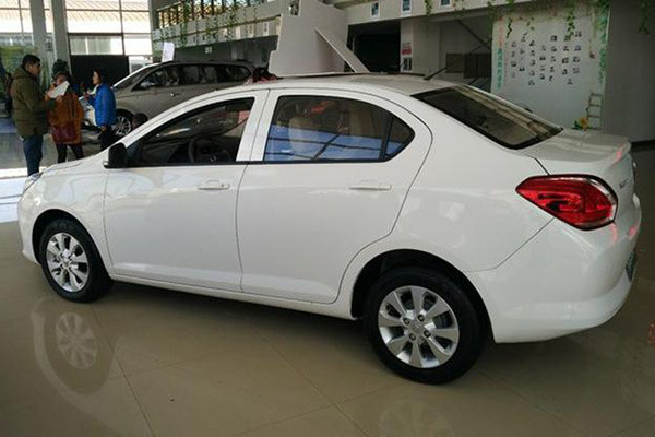 宝骏全新入门三厢小型轿车330实车曝光