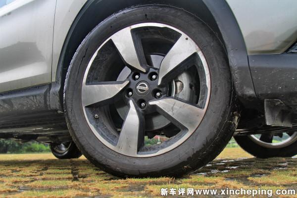 在SUV阵营中,日产车型有很强的家族特征,逍客、奇骏和楼兰从这个角度看完全是傻傻分不清。 相比于丰富得让人发指的主动安全配置,车灯反倒比较朴实,除了LED日间行车灯外,就没有其它特别的地方,全系用的都是卤素大灯。 保险杠下沿采用黑色塑料材质,不少SUV都喜欢如此设计,不小心被蹭到也没有诸如掉漆之类让车主心疼的问题。需要注意的是,逍客仅有顶配车型配备了前后雷达;2.