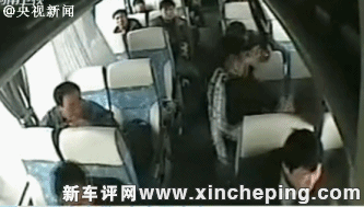 乘大巴车也别忘了系安全带,你的双手没这么大力量