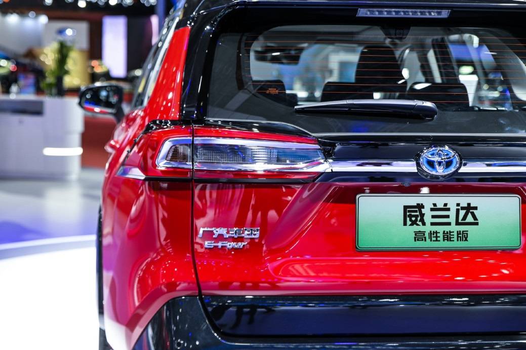 对比rav4荣放双擎e 的24.88万起售价,威兰达高性能版的价格是"真香".