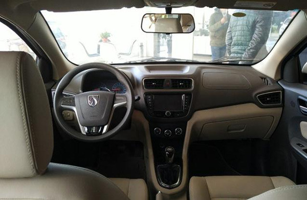 内饰方面,宝骏330整体显得十分简约,符合家用的实用需求.