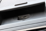 中控台上半部分的小型储物盒，还配备了AUX和USB两个输入接口。