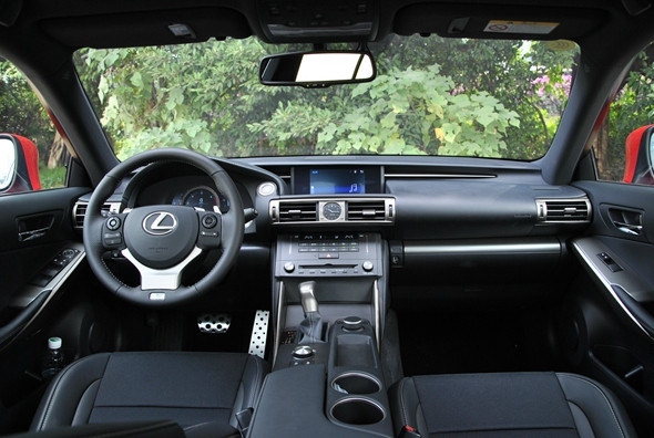 is200t的内饰跟is250是一致的,同用分层式的设计,让每个功能区域都错