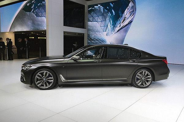 本届车展中宝马发布了m760li xdrive,新车设计上霸气十足,动力上搭载