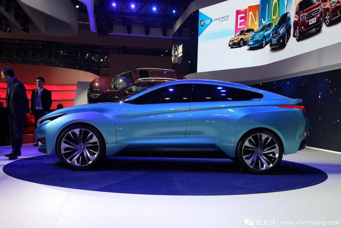 侧面轮廓则基本与启辰vow概念车一致,线条流畅,具有运动感.