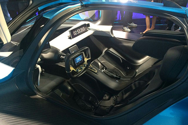 ep9的内饰运用了极简的设计风格,并且同样使用了大面积的碳纤维饰板