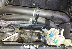 2012款新福克斯发动机舱漏水