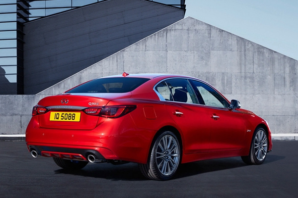 与老款车型相比,英菲尼迪新款q50主要在中网造型有所调整,配备更加