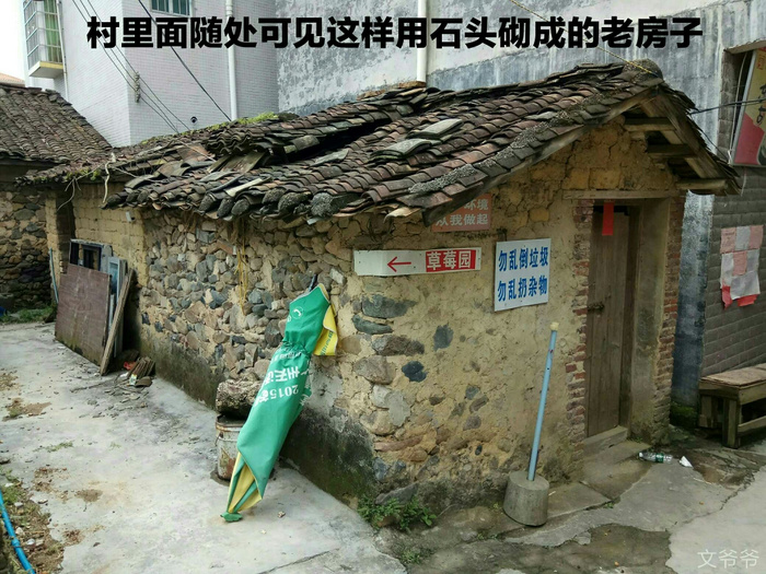 进村里面的景区就是要经过村里面的这些小路,一路拐角处都有指示牌