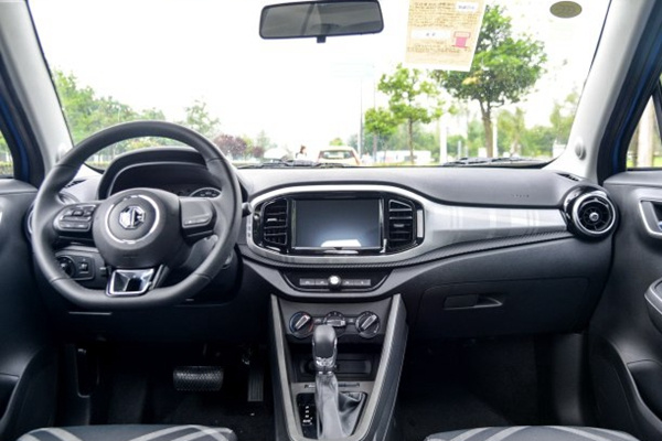 新款名爵3内饰采用了全新的设计风格,内饰布局与此前上市的名爵zs有些