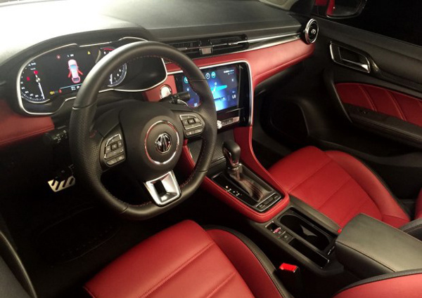 内饰方面,全新名爵6采用大面积软材质包覆和双缝线处理,红黑的配色