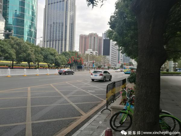 刚刚在深圳街头看到一部丰田两箱旅行车，是啥型号？