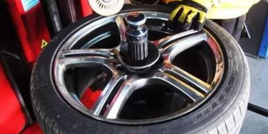 汽车冷知识：新轮胎应该装在前轮还是后轮？