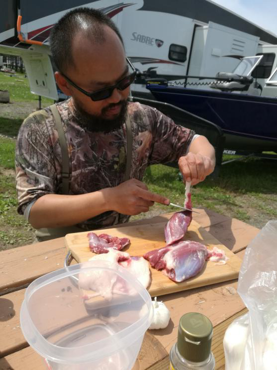 他专门为我们选择了黑熊后腿前部的一块肉,据说这是熊肉中的最精华