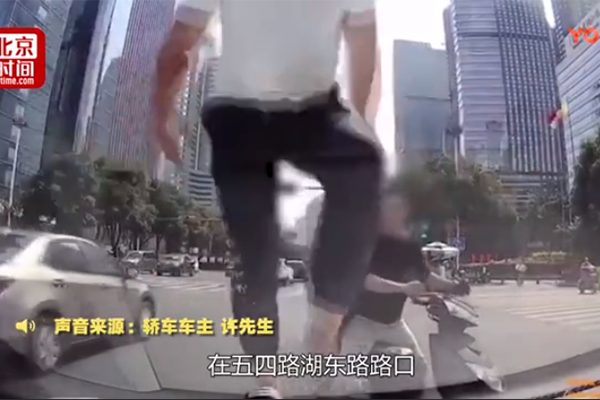 【话题】闯了红灯还踹碎别人汽车玻璃,该怎么判? 【话题】闯了红灯还踹碎别人汽车玻璃,该怎么判?