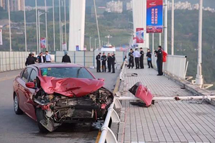 重慶萬州公交車墜江原因公布:乘客與司機爭執互毆致失控 重慶萬州公交車墜江原因公布:乘客與司機爭執互毆致失控