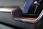 车内的实木面板与金属饰条的配合恰到好处，温馨的同时也带来了后现代设计气息。