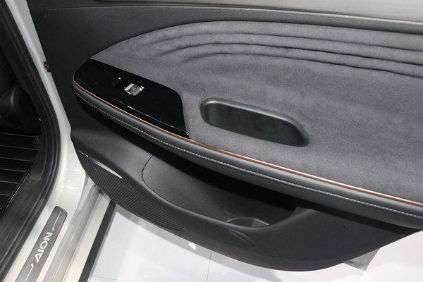 25款电动车后排体验横评想要坐得舒服你得买这些车