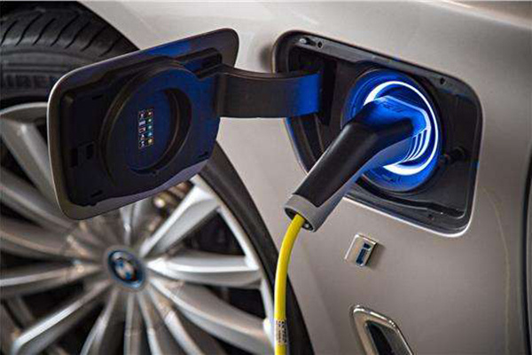 大势所趋,宝马称混合动力是重点 但不放弃内燃机 大势所趋,宝马称混合动力是重点 但不放弃内燃机