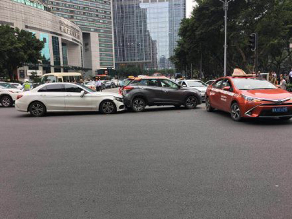 广州一奔驰冲红灯致13人受伤，司机已被警方控制