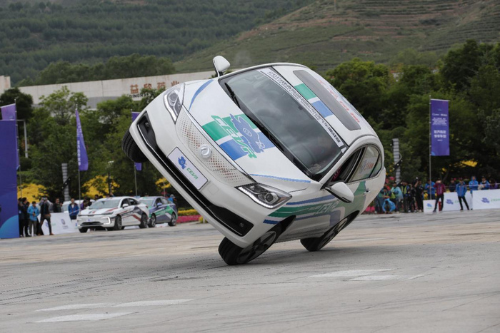 环青海湖电动汽车挑战赛特技表演场内技惊四座