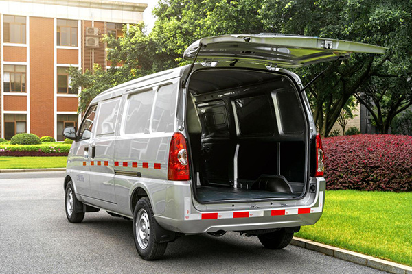 在续航及充能部分,五菱荣光电动车支持常规交流充电,直流快充两种充电