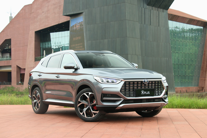 了解过后才知道,比亚迪宋plus是一台中型suv,定位介于宋pro和唐之间
