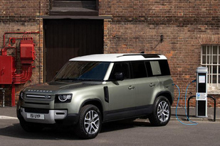 路虎发布卫士PHEV官图:有了电,翻山越岭都更有劲了