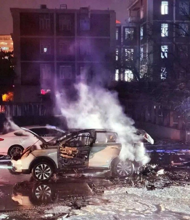 又是电池惹的祸？威马EX5在北京发生爆炸，网友直呼"吓死了"