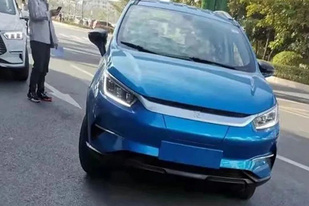 换装全新家族式设计语言,比亚迪元EV无伪谍照曝光