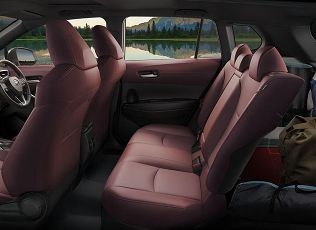 卡罗拉cross的乘坐空间比奕泽/c-hr更大,灵活性更高,行李箱的装载能力