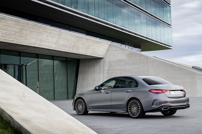 作为全新换代车型,全新一代奔驰c的造型经过了翻天覆地的变化,全新