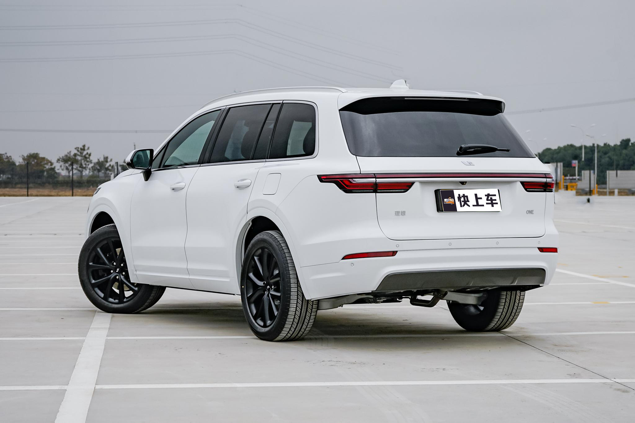 传统车企与新势力车企的对撞 比亚迪唐dm对比理想one