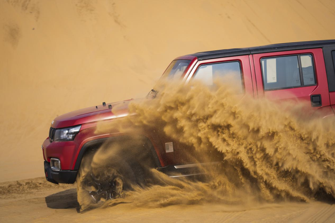 只有足够的动力支持,才能够让车辆在沙漠中飘逸起来.