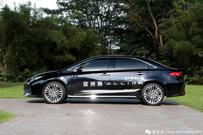 尾灯采用贯穿式的设计语言,甚至中间还印上了"allion"的字母,和亚洲龙