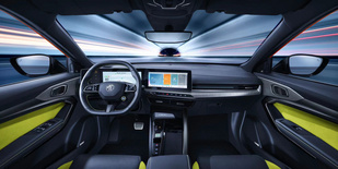 采用三联屏环抱式设计,名爵MG ONE内饰官图曝光