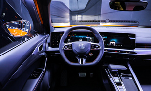 自带30英寸三联屏，名爵这款新车玩起“双车战略”了