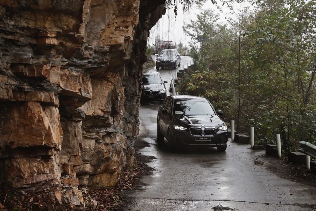 用新款BMW iX3 爬山越野，可看最美风景