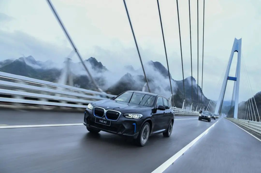 用新款BMW iX3 爬山越野，可看最美风景