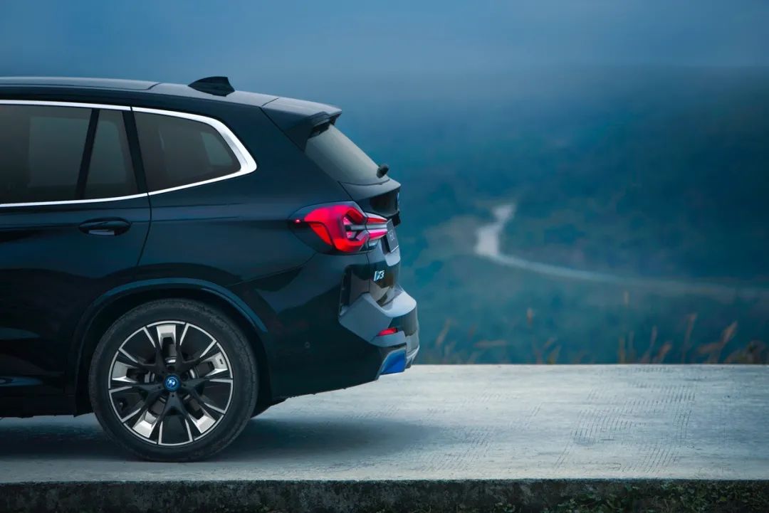 用新款BMW iX3 爬山越野，可看最美风景