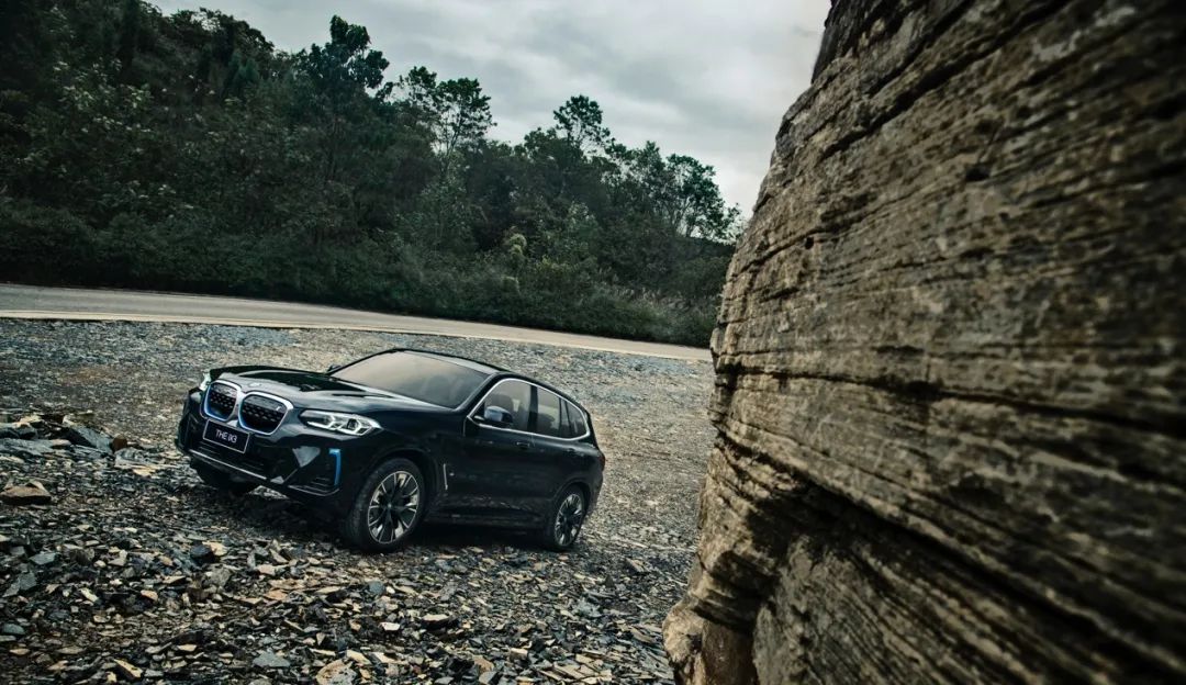 用新款BMW iX3 爬山越野，可看最美风景
