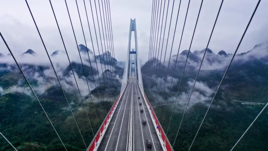 用新款BMW iX3 爬山越野，可看最美风景