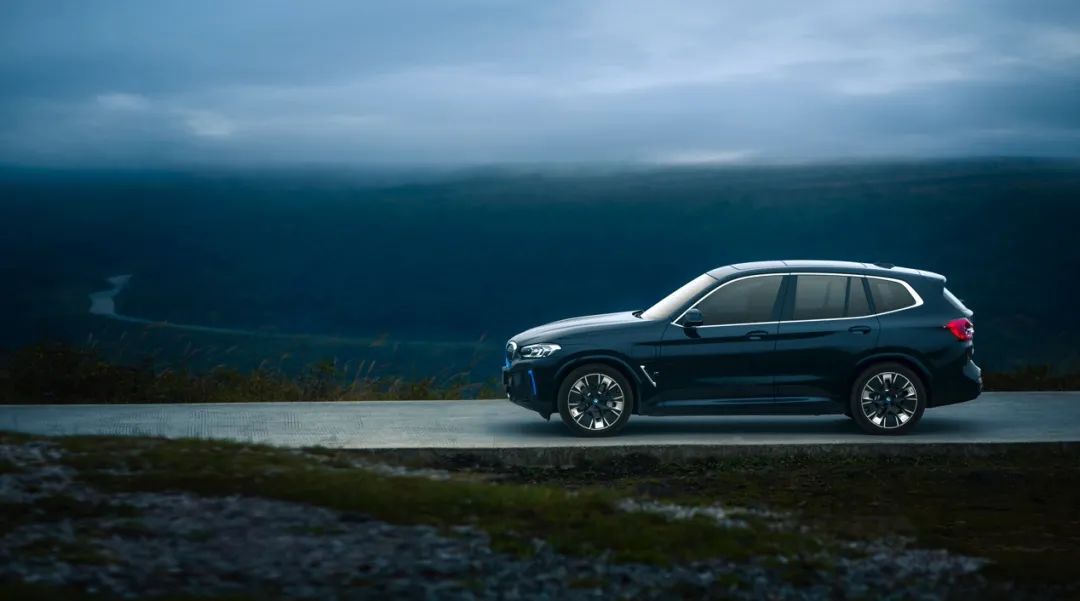 用新款BMW iX3 爬山越野，可看最美风景