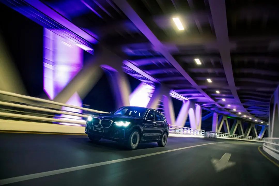 用新款BMW iX3 爬山越野，可看最美风景