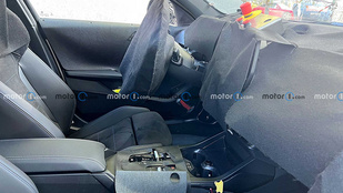 或推插混版本 宝马1系中期改款内饰谍照曝光