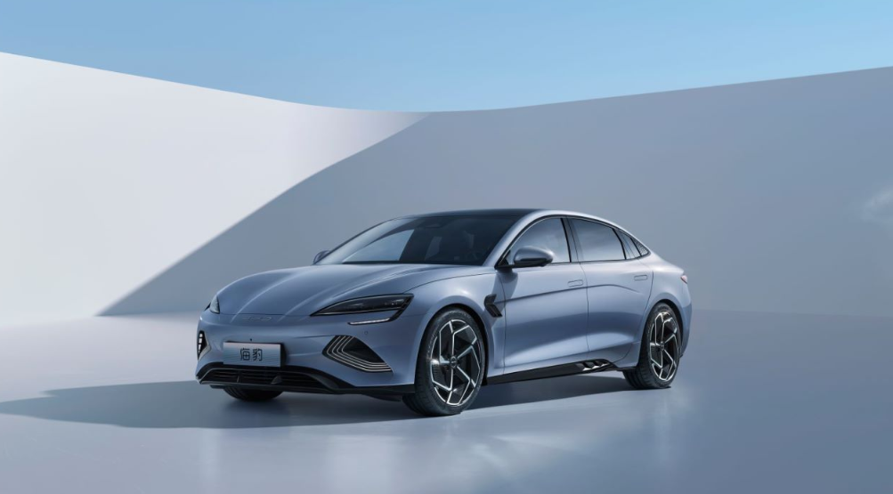 能挑战特斯拉model 3吗？比亚迪海豹预售当天订单量就爆了，凭啥？