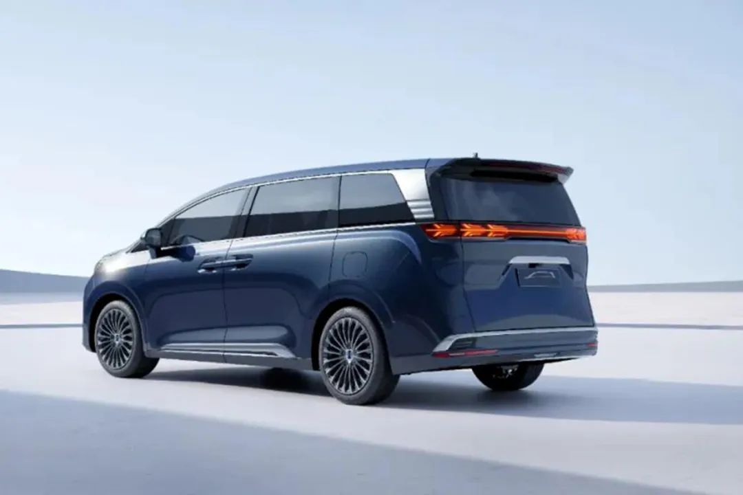 7座6屏 对标赛那、GL8，或35万起售的腾势D9有戏吗？
