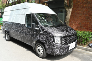 采用福特家族设计，江铃新款轻客谍照爆光