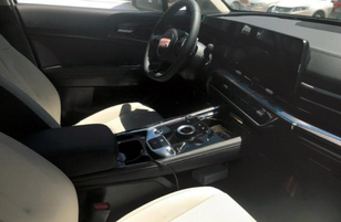 与海外版设计相似，配备双联屏！起亚狮铂拓界内饰谍照