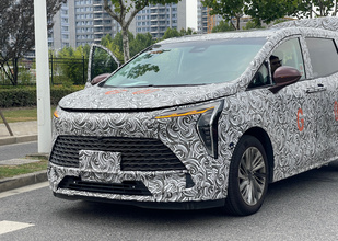 挑战埃尔法,3130mm轴距+双8155芯片!GL8世纪谍照曝光